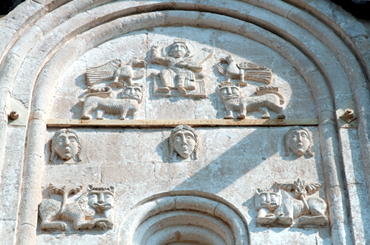 Каменная резьба средней закомары западного фасада
